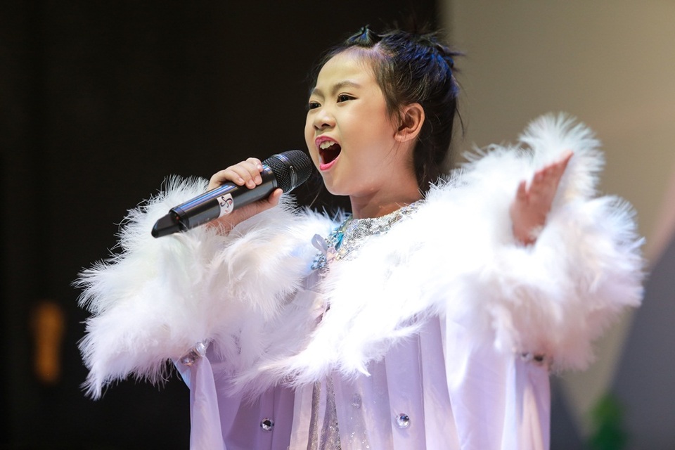 "Thần đồng âm nhạc" Jayden cùng 10 sao nhí hát vì trẻ em nghèo - 4 Cô bé Diệp Nhi đáng yêu được biết đến qua chương trình “Gương mặt thân quen Nhí” và “Thần tượng âm nhạc nhí”.