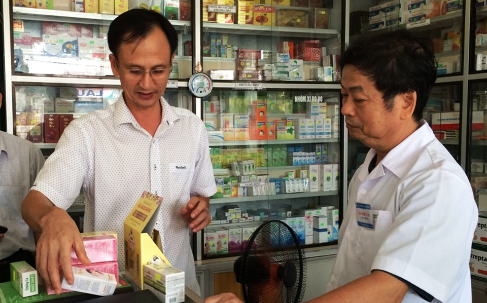 Đoàn kiểm tra của Sở Y tế Thanh Hóa tiến hành kiểm tra tại một quầy thuốc GPP do dược sĩ Mai Xuân Mâu, ở xã Nga Thành, huyện Nga Sơn.