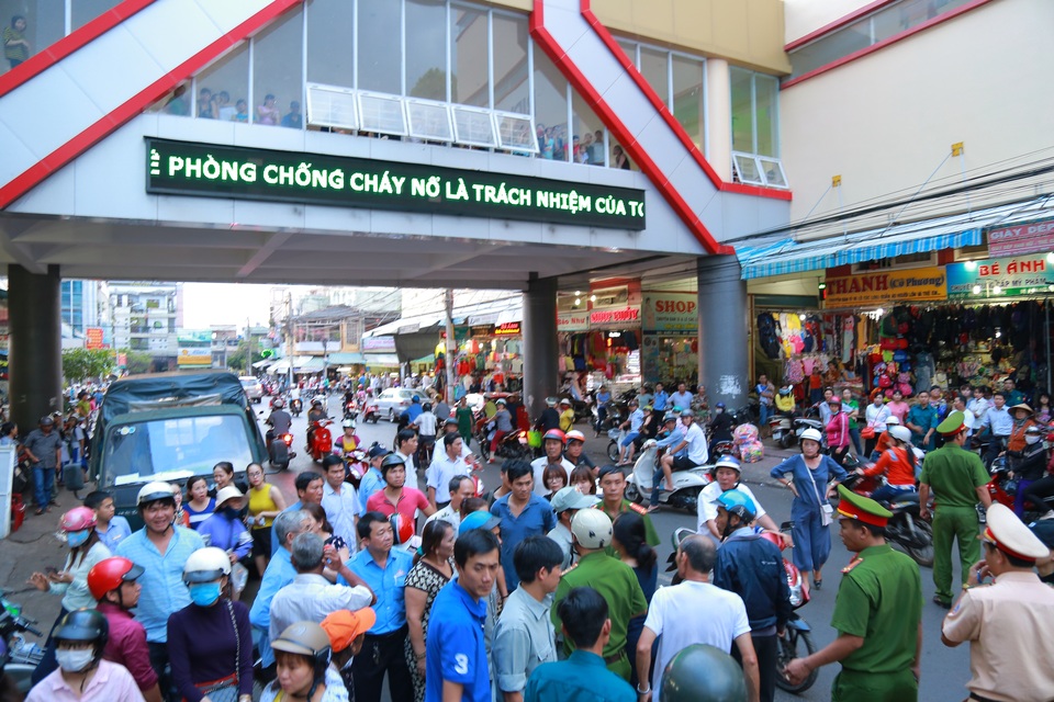 Phó Chủ tịch phường bị tát khi đi dẹp chợ đêm - 1
Tiểu thương vây kín lực lượng chức năng