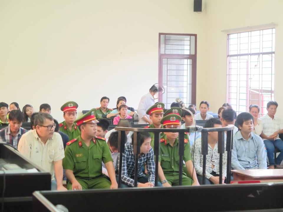 Người nhà đàn em Năm Cam “đại náo” phiên tòa - 1 Các bị cáo tại tòa