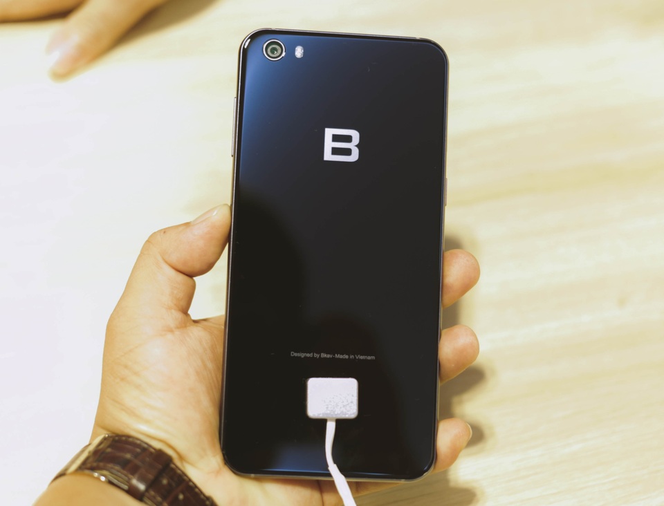 Đánh giá nhanh Bphone 2017: Thiết kế hoàn thiện tốt, giá cao - 2 Lớp kính cường lực của máy có độ hoàn thiện cao, từng góc vát tỉ mỉ và khá bỏng bẩy.