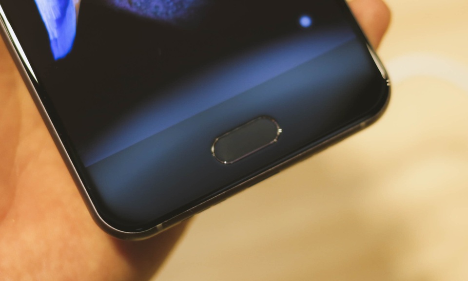 Đánh giá nhanh Bphone 2017: Thiết kế hoàn thiện tốt, giá cao - 8 Phía dưới máy có cảm biến vân tay một chạm.