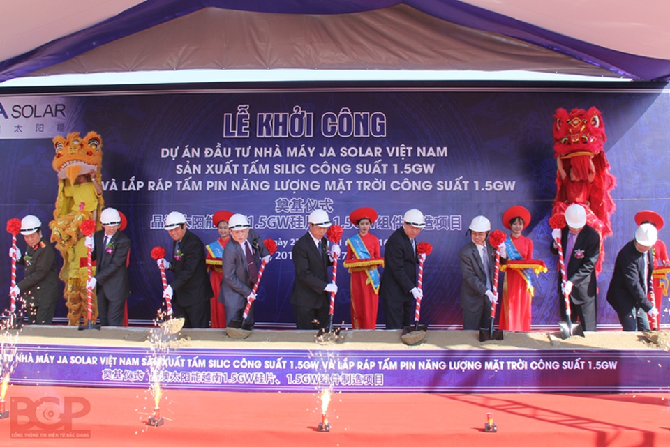 Đề nghị xem xét đánh giá tác động môi trường với dự án "khủng" tại Bắc Giang - 1
Lễ khởi công dự án Nhà máy Ja Solar Việt Nam tại khu công nghiệp Quang Châu. (Ảnh: Báo Bắc Giang)