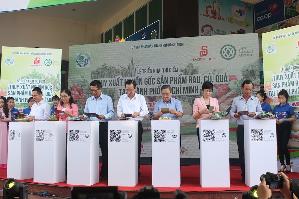 Lãnh đạo UBND TPHCM cùng các hợp tác xã, siêu thị bấm nút vận hành chương trình truy xuất nguồn gốc rau quả