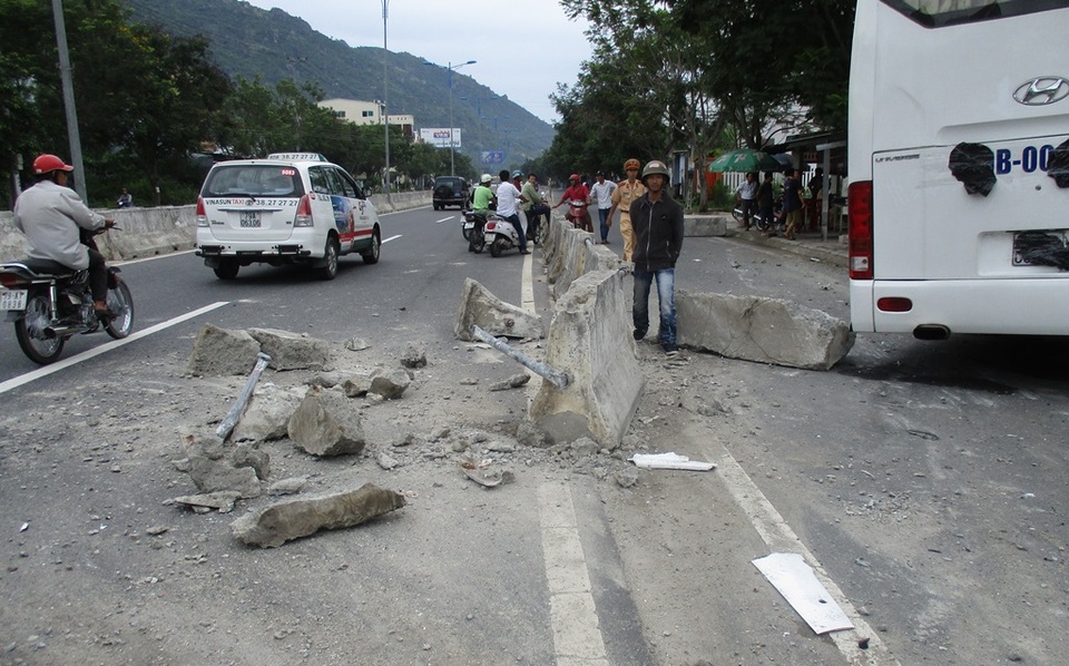 Xe chở 40 khách nước ngoài lao vào nhà dân, vỡ nát đầu - 2 Trước đó, dải phân cách cũng bị xe khách này cán đổ nát (Ảnh: N.C)