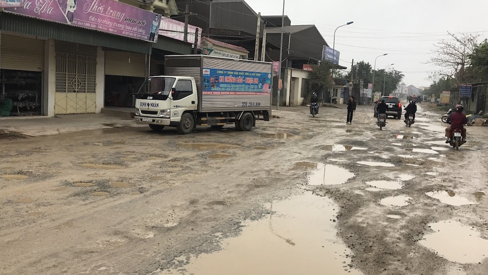 Nghệ An: Quốc lộ nhưng chất lượng “đường làng”? - 4 Nghệ An: Quốc lộ nhưng chất lượng “đường làng”? - 4