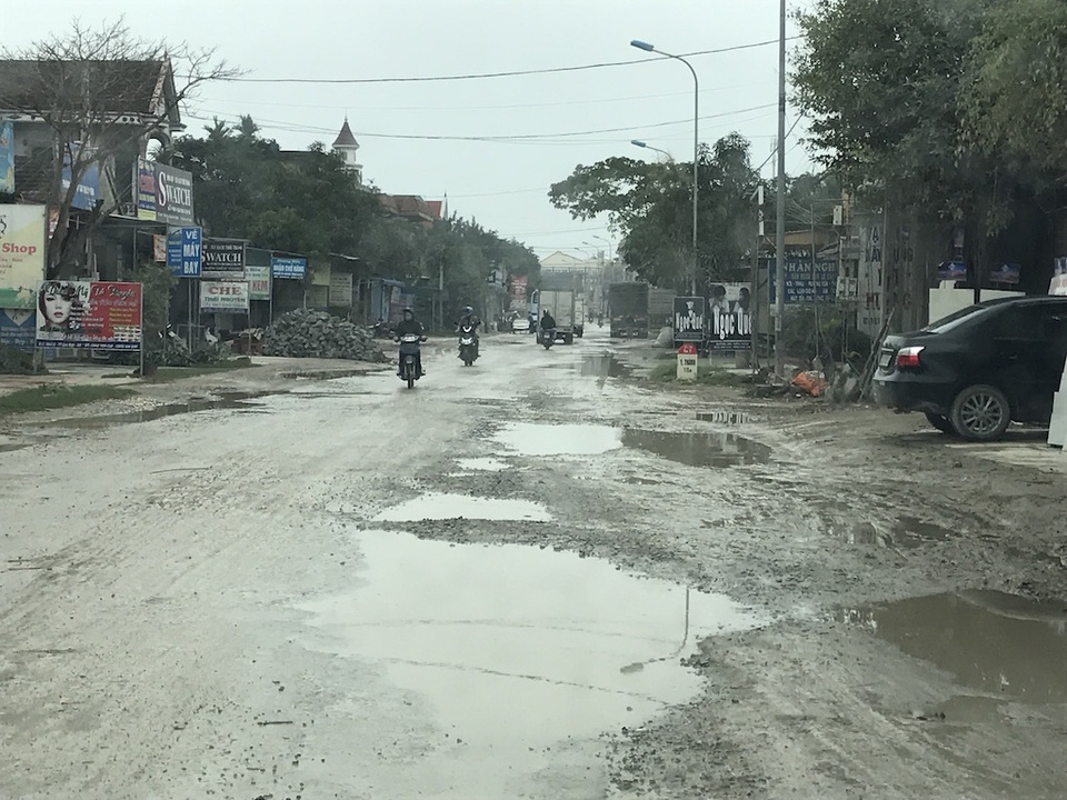 Nghệ An: Quốc lộ nhưng chất lượng “đường làng”? - 5 Nghệ An: Quốc lộ nhưng chất lượng “đường làng”? - 5