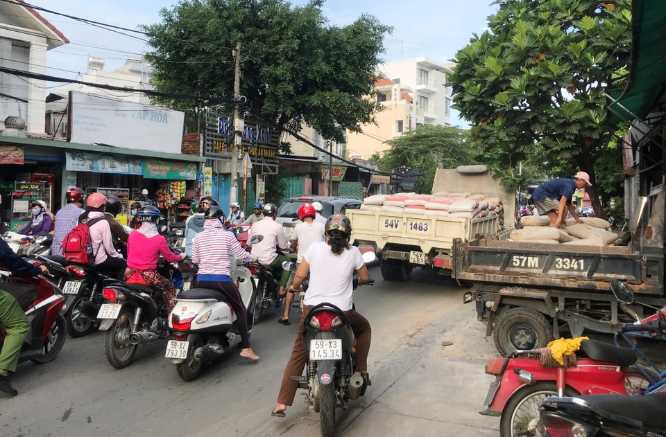 Khốn đốn tìm lối thoát vì xe tải xuống hàng trong đường cấm - 1 Chiếc xe tải nặng đậu chiếm hết nửa mặt đường để xuống hàng, bất chấp gây ra cảnh kẹt xe nghiêm trọng vào giờ cao điểm sáng 17/10.