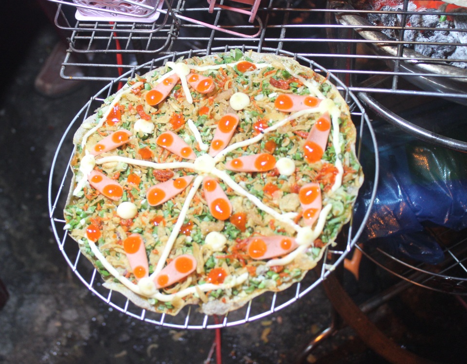 Du khách xuýt xoa với món “pizza Đà Lạt” - 1 Chiếc bánh pizaa Đà Lạt trông khá bắt mắt và hấp dẫn được nướng trên vỉ than hồng