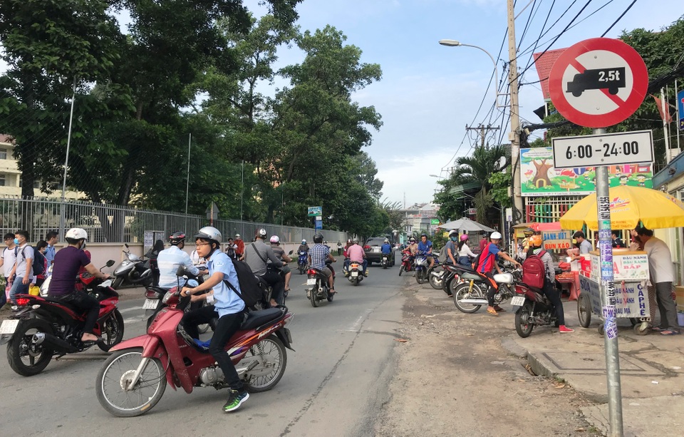Khốn đốn tìm lối thoát vì xe tải xuống hàng trong đường cấm - 3 Dù tuyến đường Hoàng Diệu 2, thuộc 2 phường Linh Chiểu và Linh Trung, quận Thủ Đức cấm xe tải nặng vào ban ngày, tuy nhiên tài xế xe tải nói trên vẫn ngang nhiên vi phạm.