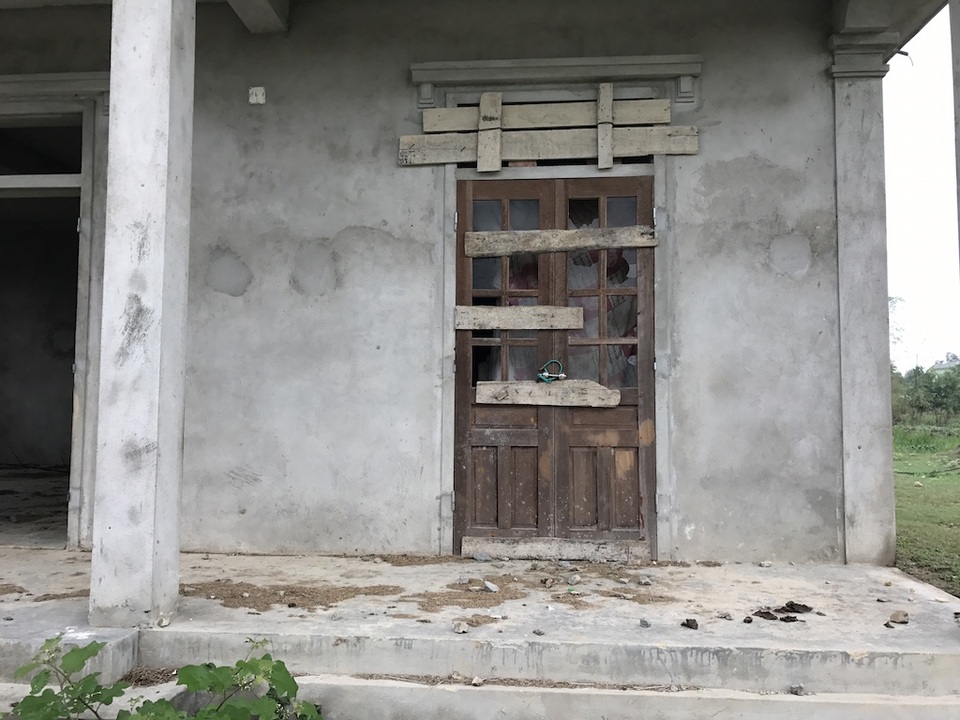 Nghệ An: Dự án nhà máy nước sạch 23 tỷ đồng đang hoang phế? - 7 Những cánh cửa đã hư hỏng dù công trình đang dở dang.