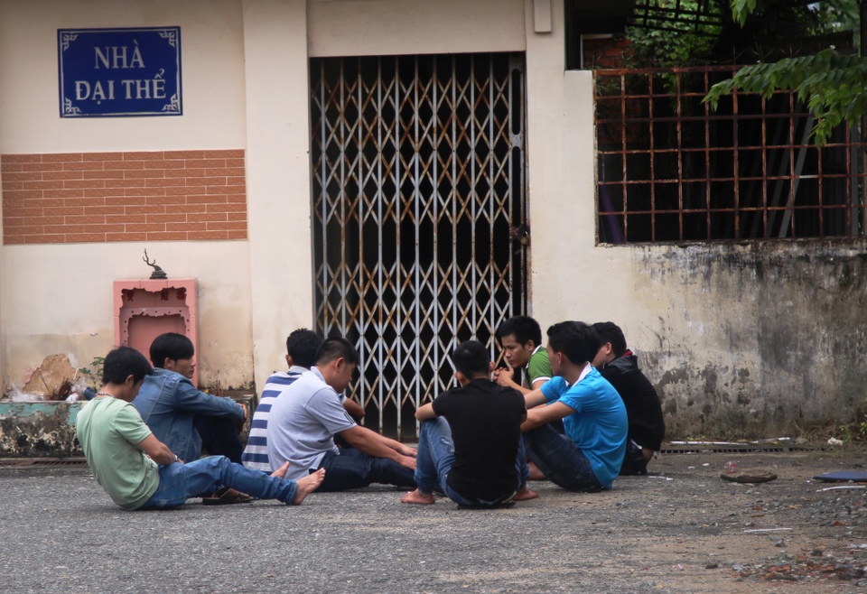 Sặc cháo ở điểm giữ trẻ, bé gái 9 tháng tuổi tử vong - 1 Người thân chờ nhận thi thể bé T. để đưa về lo hậu sự.