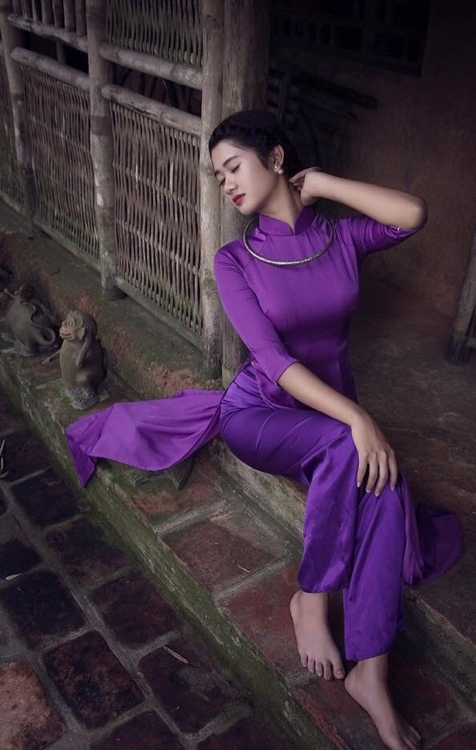 Thiếu nữ Việt "sinh ra để mặc áo dài" - 1 Hà Thị Thảo (SN 1995), tốt nghiệp ngành mầm non, trường Cao đẳng Sư phạm Hà Nội. Cô từng tham gia một số cuộc thi người đẹp và đã đạt được thành tích như: top 20 Hoa khôi miền Trung, top 25 Người đẹp ảnh Việt Nam và Hoa khôi du lịch.