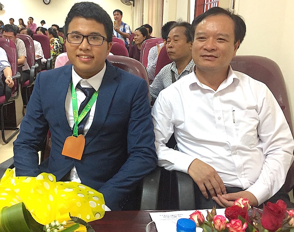 5 gương mặt rạng danh bảng vàng xứ Nghệ - 1
Em Nguyễn Cảnh Hoàng đạt huy chương vàng Olympic Toán học Quốc tế vừa diễn ra tại Brazil.