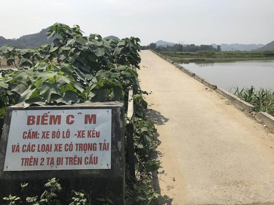 Nghệ An: Rùng mình qua cây cầu "13 tuổi"... xuống cấp nghiêm trọng! - 15 Cũng vì cầu xuống cấp quá nghiêm trọng nên lệnh cấm các loại phương tiện trọng tải lớn qua cầu được ban bố.