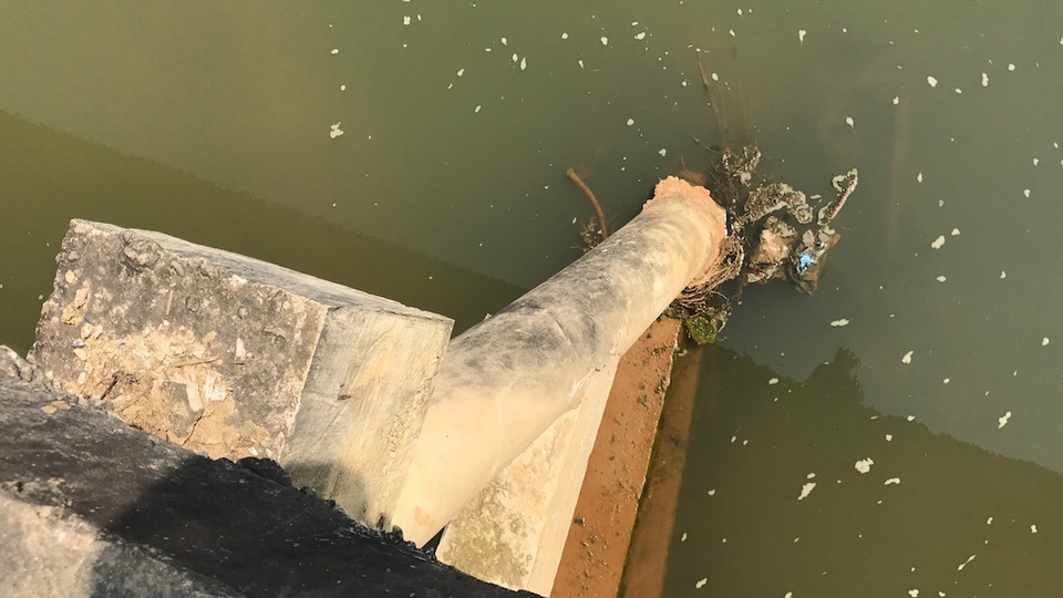 Chân trụ của cầu đã bị hư hỏng và nghiêng, lòi sắt.