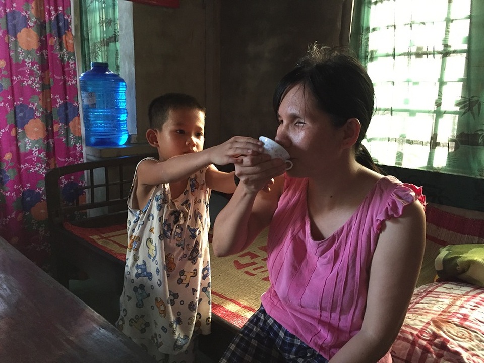 Cuộc sống bất hạnh và ước mơ đầy xúc động của cậu bé 8 tuổi nuôi mẹ mù lòa - 4 Dù chỉ mới vừa tròn 8 tuổi nhưng Trung Nguyên rất tháo vát, từ việc nấu nướng đến chăm sóc mẹ
