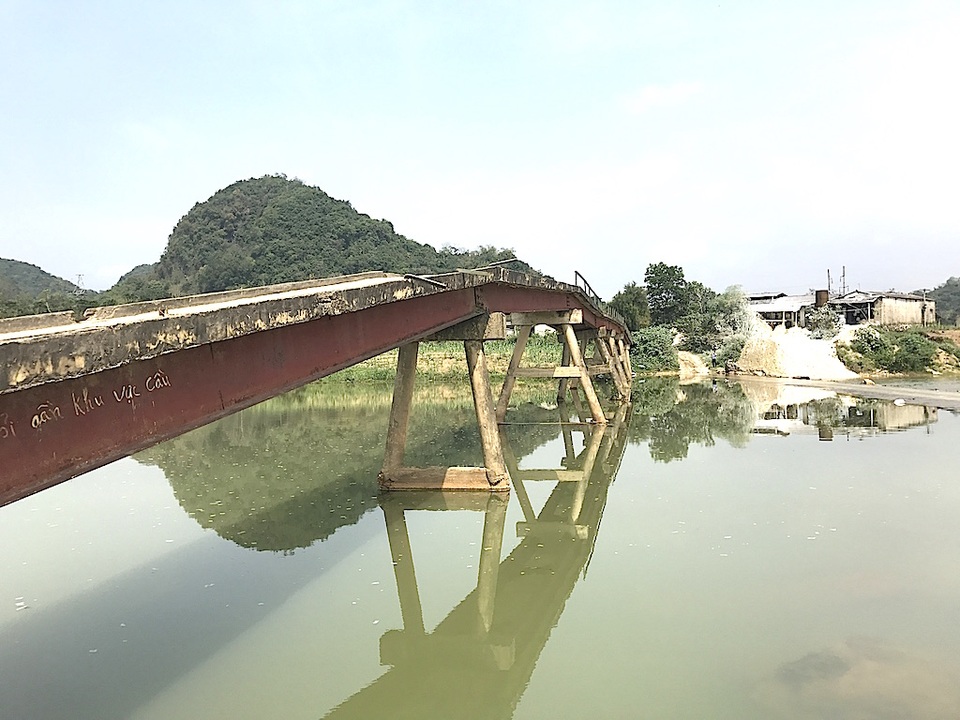 Nghệ An: Rùng mình qua cây cầu "13 tuổi"... xuống cấp nghiêm trọng! - 14 Người dân nơi đây mong muốn các cấp cho làm một cái cầu mới để đi lại được bình yên hơn.