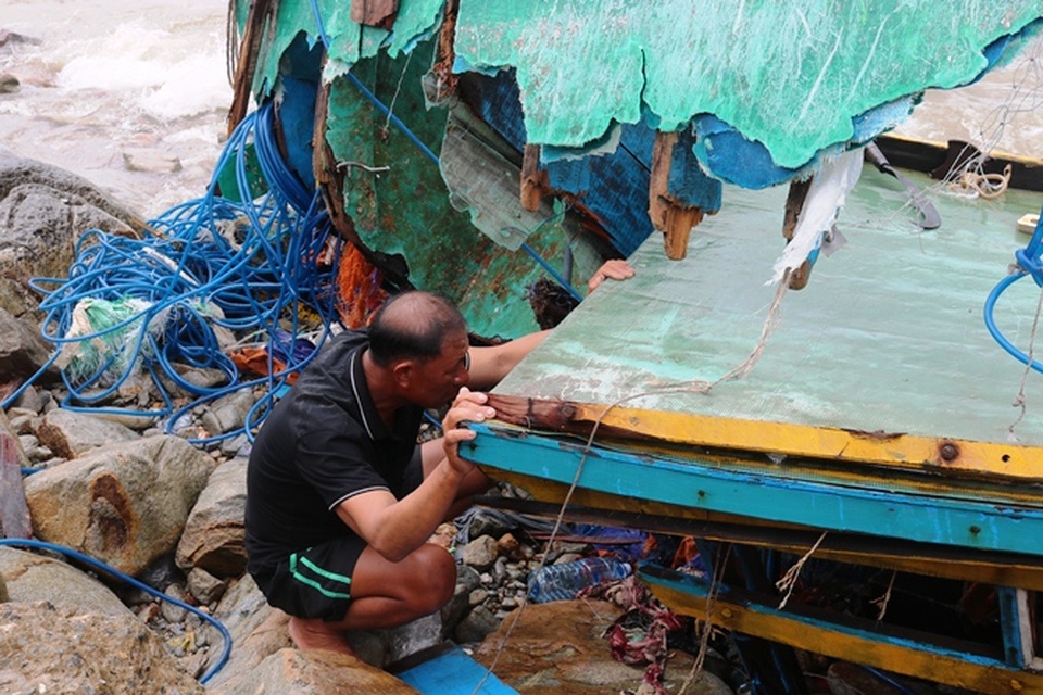 Hàng chục tàu cá bị bão đánh chìm: Xót xa những tàu cá tan tành! - 2 Hàng chục tàu cá bị bão đánh chìm: Xót xa những tàu cá tan tành! - 2