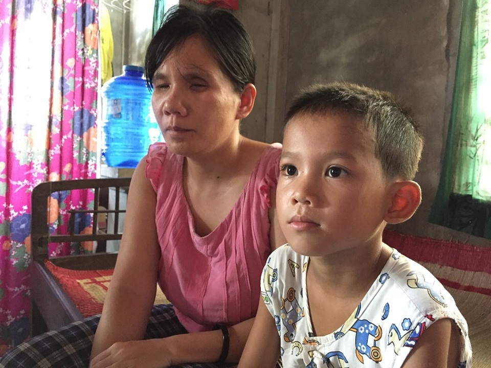 Cuộc sống bất hạnh và ước mơ đầy xúc động của cậu bé 8 tuổi nuôi mẹ mù lòa - 1 Từ lúc ra đời, cuộc sống của chị Dương đã là một màu đen tối và phụ thuộc hoàn toàn vào bố mẹ, anh chị em trong nhà