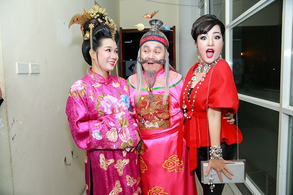 Sau khi tham gia ghi hình những chương trình hài nhân dịp năm mới ở Việt Nam, Thúy Nga và con gái đã trở lại Mỹ để chạy show và chuẩn bị đón Tết.