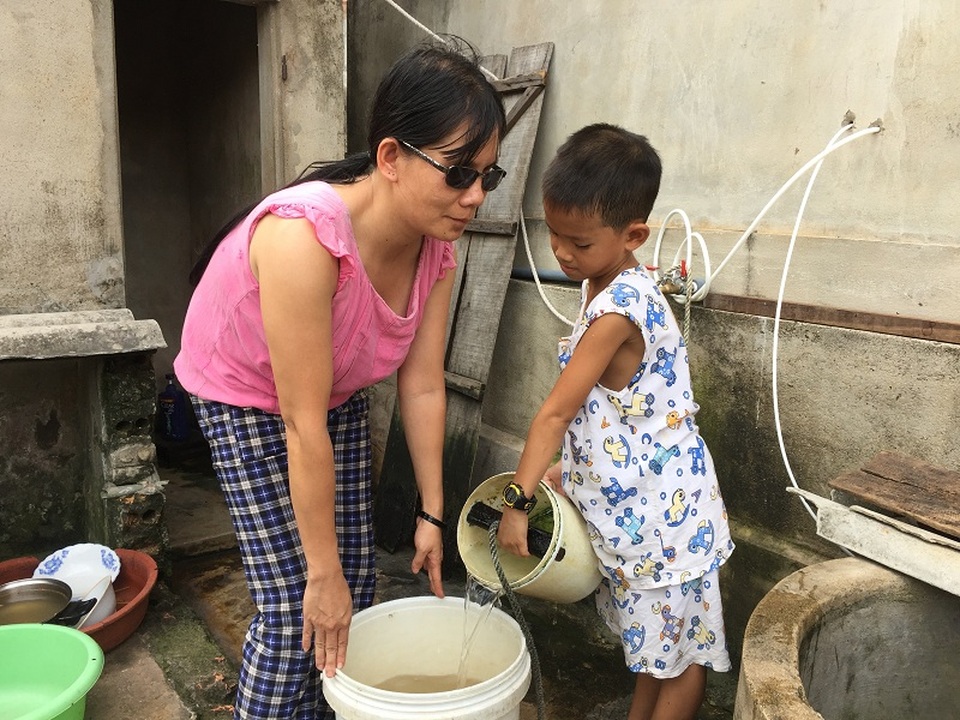 Cuộc sống bất hạnh và ước mơ đầy xúc động của cậu bé 8 tuổi nuôi mẹ mù lòa - 6 Sau mỗi buổi học, thay vì đi chơi như bạn bè cùng trang lứa, Trung Nguyên lại chạy vội về nhà để chăm sóc cho người mẹ của mình