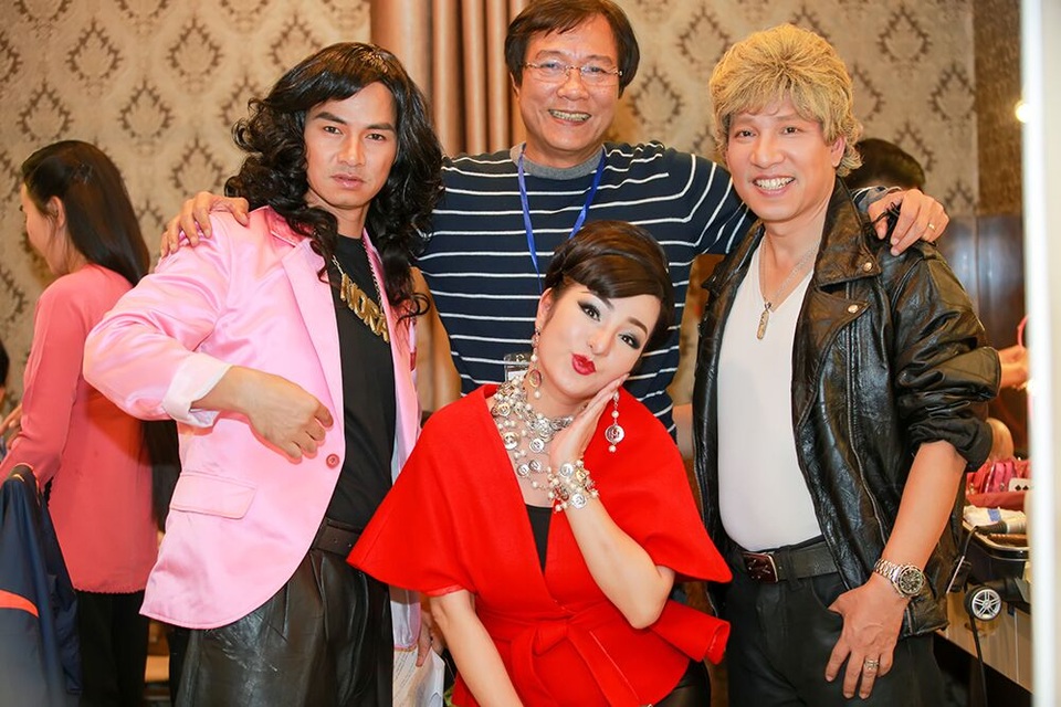 Quen thuộc với khán giả trong hình ảnh “con củ khoai”, “bà già” từ nhiều năm nay nhưng trong những tiểu phẩm gần đây, Thúy Nga luôn được ăn diện lộng lẫy khiến khán giả khá bất ngờ.