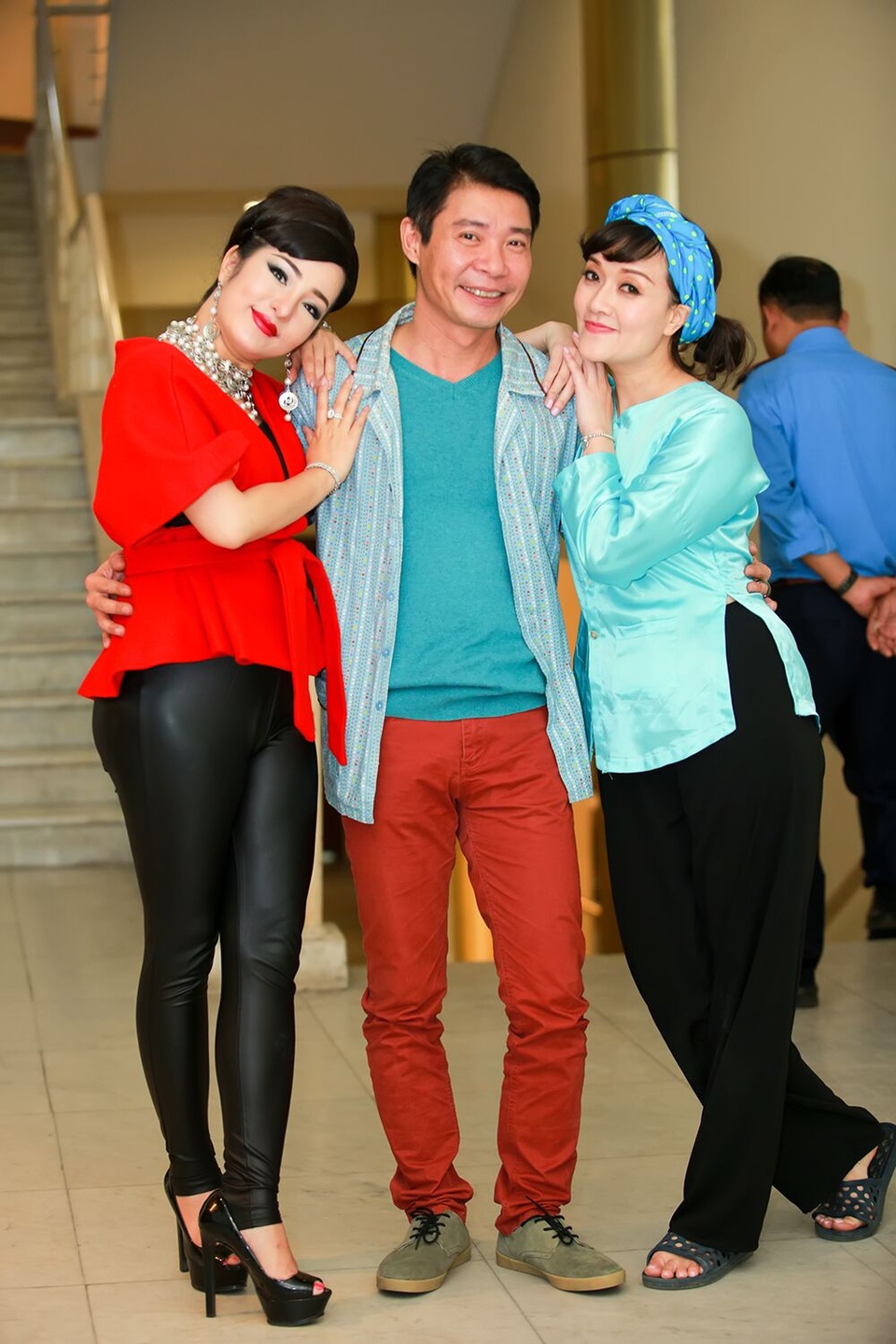 Nếu Vân Dung vẫn quen thuộc với hình ảnh gái quê Bắc Bộ thì bộ 3 Tự Long, Quang Thắng và Xuân Bắc cũng khác lạ với hình ảnh những tay chơi trong Gala cười 2017 lần này.