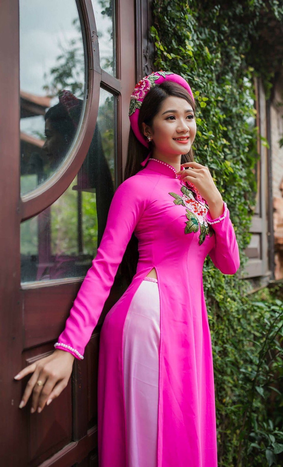 Thiếu nữ Việt "sinh ra để mặc áo dài" - 2 Thảo là một cô gái đam mê áo dài. Cô không nhớ hết có bao nhiêu bộ áo dài nhưng những bộ ảnh cô đã chụp cùng với áo dài không dưới con số 20.