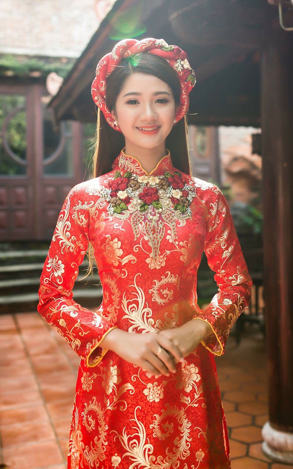 Thiếu nữ Việt "sinh ra để mặc áo dài" - 3 Theo Thảo, nói đến người phụ nữ Việt Nam là người ta lại nghĩ đến áo dài. Áo dài khi mặc trên người làm cho người phụ nữ tự tin khi khoe được đường cong cơ thể, vừa kín đáo vừa sang trọng quý phái.