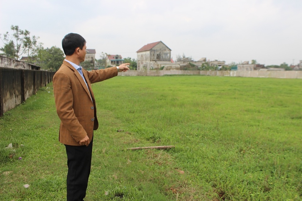 Hà Tĩnh: Mòn mỏi chờ trường sáp nhập - 2 Dự án xây dựng trường học bị treo khiến hơn 5.000m2 đất lúa bị bỏ hoang. UBND xã phải bỏ 400 triệu xây dựng hàng rào trên đất trống để tránh trâu bò vào chăn thả.