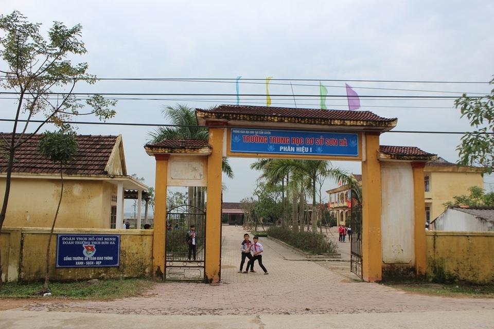 Hà Tĩnh: Mòn mỏi chờ trường sáp nhập - 1
Sau 7 năm có quyết định sáp nhập nhưng học sinh tại trường THCS Sơn Hà vẫn phải học ở 2 trường với 2 chế độ chính sách khác nhau