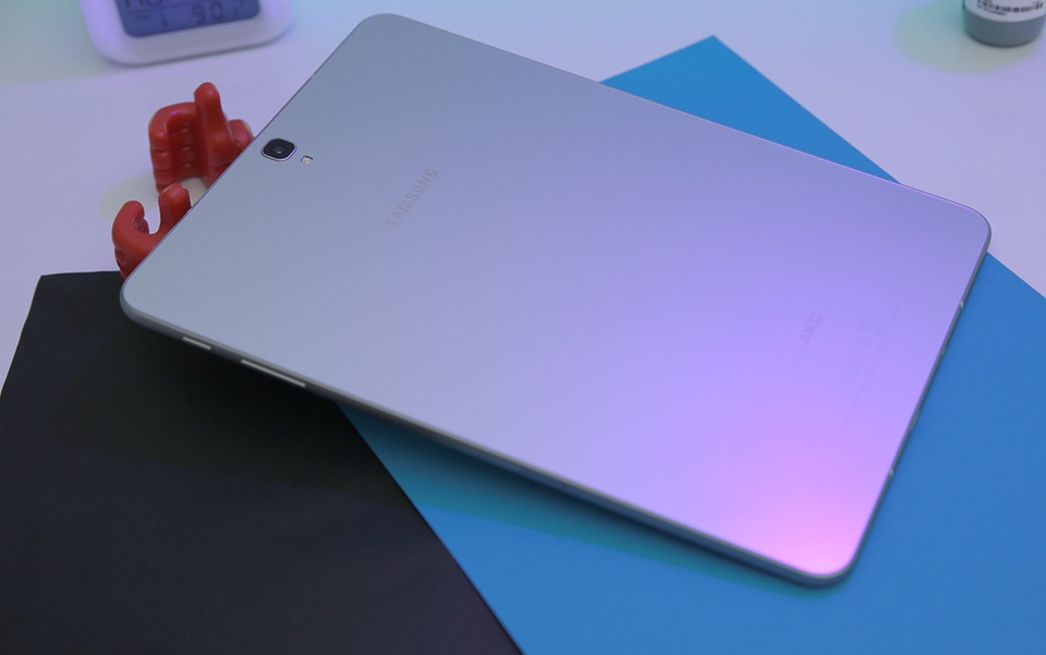 Đập hộp Galaxy Tab S3 mới nhất của Samsung, giá 16,5 triệu đồng - 6 Mặt lưng của máy với kính cường lực tựa các dòng Galaxy S của Samsung