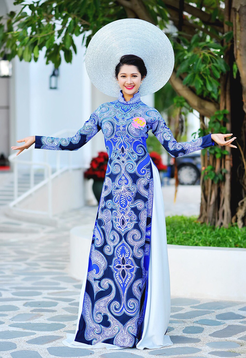 Thiếu nữ Việt "sinh ra để mặc áo dài" - 4 “Riêng em, trong số tất cả các trang phục em thích nhất là áo dài. Dù có đi đâu trong hành lý của em cũng có sẵn vào bộ để khoe với bạn bè”, Thảo chia sẻ.