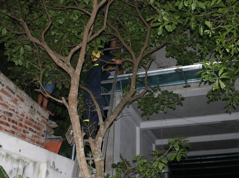 Quán cà phê, karaoke bốc cháy lúc rạng sáng - 3
Cháy xảy ra ở tầng 2 ngôi nhà nên công tác chữa cháy gặp khó khăn.