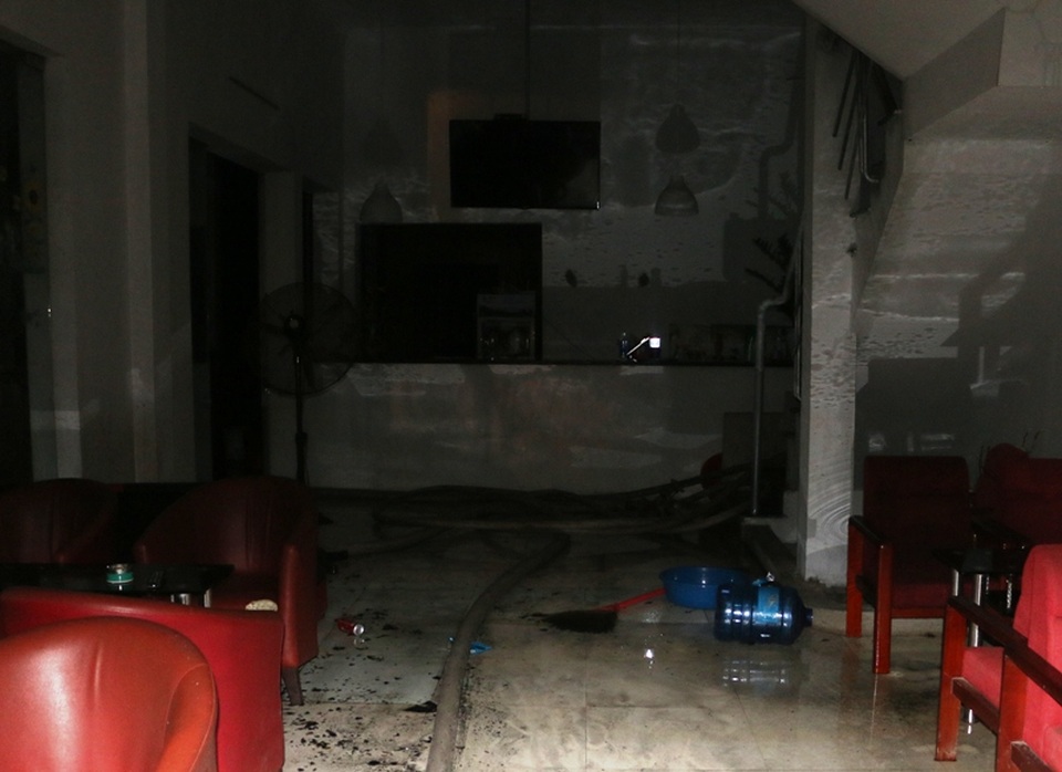 Quán cà phê, karaoke bốc cháy lúc rạng sáng - 1 Hiện trường vụ hỏa hoạn