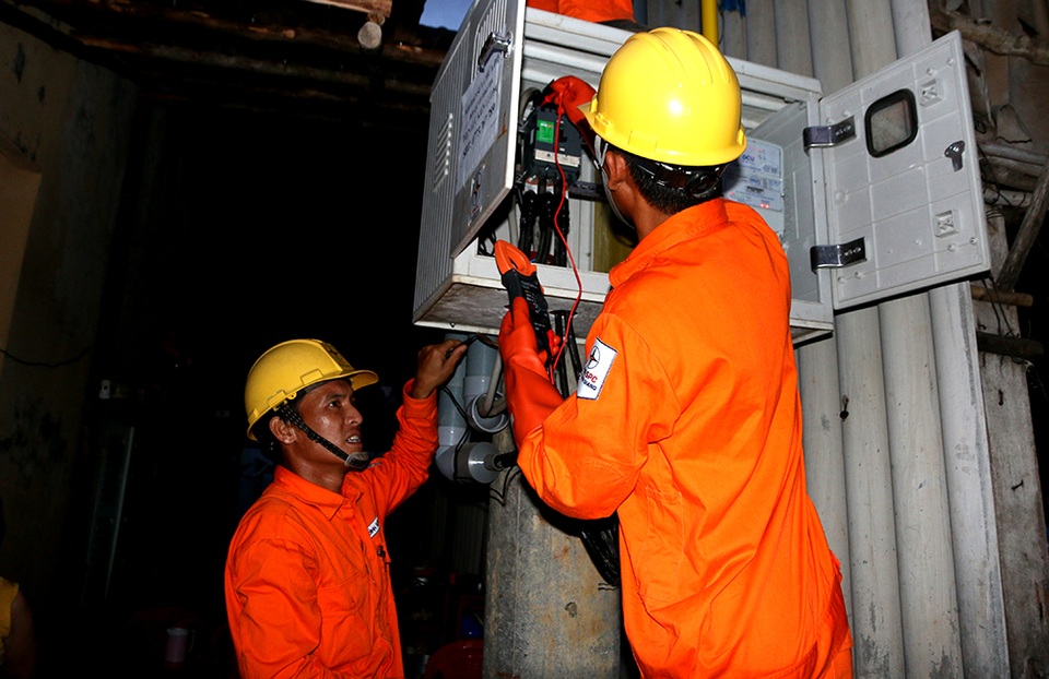 Điện lưới quốc gia đến với hơn 2.300 người dân xã đảo Sơn Hải - 3 Công nhân Điện lực Kiên Lương (Công ty Điện lực Kiên Giang) khẩn trương thi công, kiểm tra hệ thống lưới điện tại khắp các khu vực trên xã đảo trước khi đóng điện vận hành dự án.