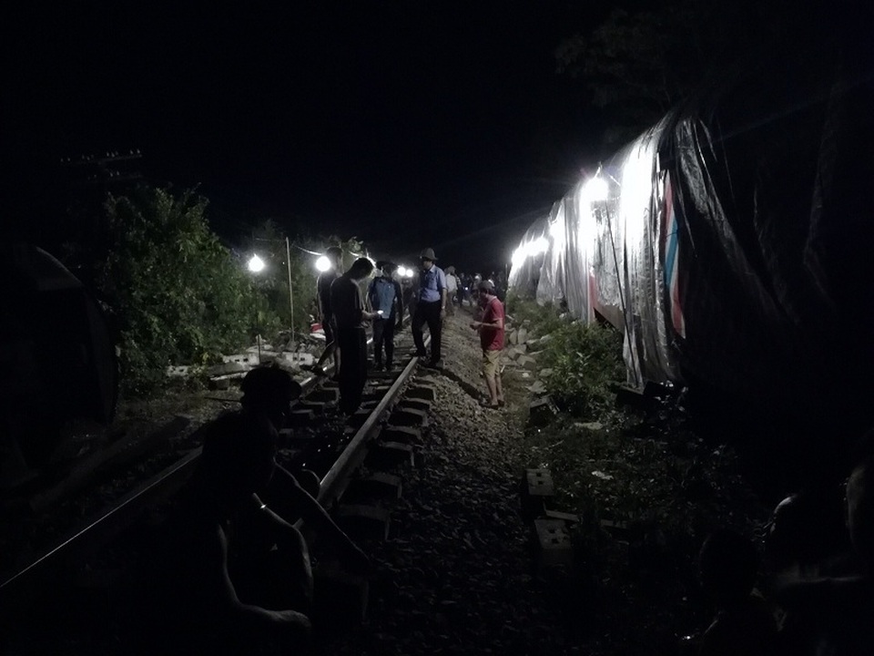 Vụ tàu SE3 bị lật tại Quảng Bình: Đường sắt Bắc - Nam đã thông tuyến trở lại - 1 Các toa tàu bị trật đường ray đã được máy cẩu đưa ra khỏi hành lang đường sắt để phục vụ công tác sửa chữa đường