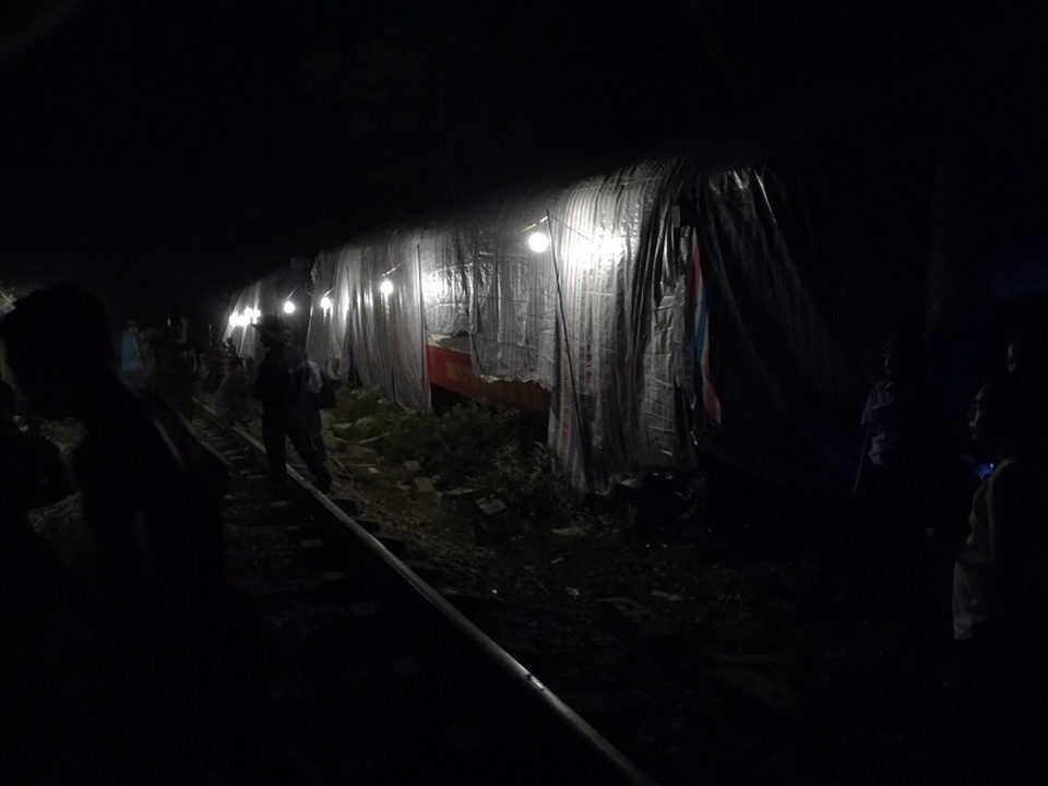 Vụ tàu SE3 bị lật tại Quảng Bình: Đường sắt Bắc - Nam đã thông tuyến trở lại - 2 Toa hàng ăn và toa hành khách số 1 đang trùm bạt chờ sửa chữa