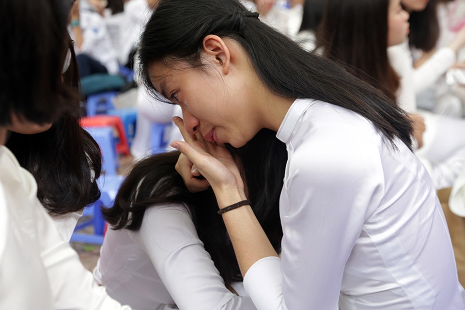 Những giọt nước mắt nghẹn ngào trong lễ bế giảng THPT Phan Đình Phùng - 7 Các cô gái khó kìm giữ được cảm xúc của buổi chia tay
