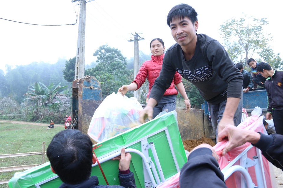 Hân hoan ngày khánh thành phòng học Dân trí thứ 10 tại điểm trường Nà Đang - 3 Bà con dân bản giúp công tác vận chuyển bàn ghế cho các cháu học sinh