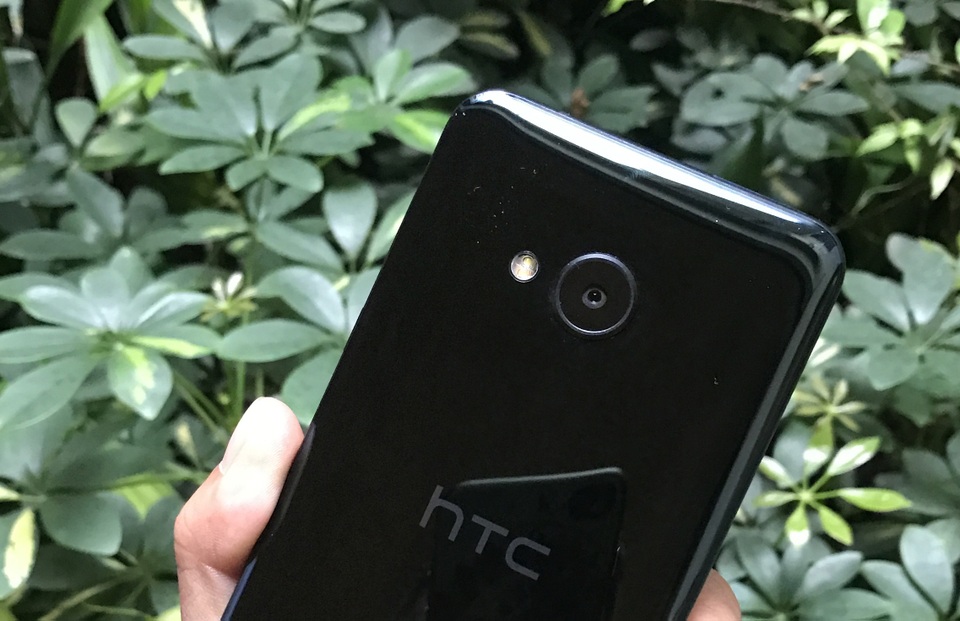 Mặt sau cũng là camera chính 16 MP, khẩu độ f/2.0 với tiêu cự 28mm, hỗ trợ lấy nét tự động theo pha và có chống rung quang học OIS.