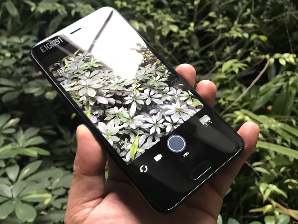 Về mặt cấu hình, U Play sử dụng vi xử lý Media Tek Helio P10, RAM 3G hoặc 4 GB (tùy thị trường), bộ nhớ lưu trữ 32 GB và mở rộng lên đến 2 TB. Phía trước đó là một màn hình Full HD 1920x1080 pixel và một camera hỗ trợ selfie lên đến 16 MP. Đáng chú ý camera này tích hợp chế độ UltraPixel cho khả năng thu sáng gấp 4 lần.