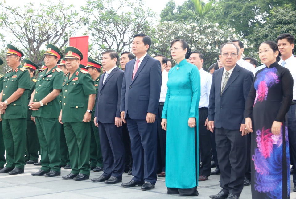 Bí thư Đinh La Thăng dâng hoa, thắp hương tại Nghĩa trang Thành phố - 2 Các vị Lãnh đạo TPHCM dâng hoa, thắp hương tại Đài tưởng niệm Nghĩa trang Thành phố.