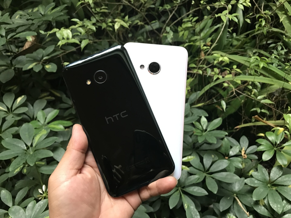 Không chỉ thiết kế, tại sự kiện vừa diễn ra, HTC cũng nhấn mạnh rằng, U Play là chiếc điện thoại học hiểu từ bạn, luôn luôn lắng nghe bạn... Bởi nó tích hợp nhiều micro và đặc biệt là nền tảng AI - trí tuệ nhân tạo, một xu hướng được dự báo sẽ phát triển mạnh trong năm 2017. Tuy vậy, sản phẩm có mặt tại Việt Nam chỉ là bản thử nghiệm và chỉ có thể xem qua các ứng dụng căn bản. Người dùng vẫn chưa thể thực hiện các tác vụ đối với chiếc máy này.
