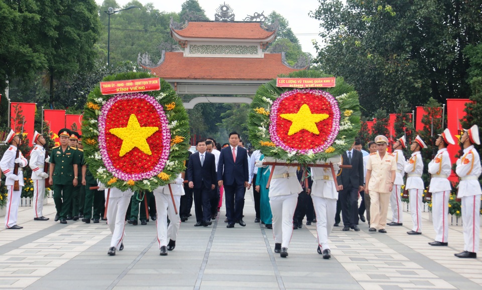 Bí thư Đinh La Thăng dâng hoa, thắp hương tại Nghĩa trang Thành phố - 1
Sáng 27 tháng chạp (24/1), đoàn đại biểu Thành uỷ, HĐND, UBND, UBMTTQ Việt Nam TPHCM và Lực lượng vũ trang Quân khu 7 do Uỷ viên Bộ Chính trị, Bí thư Thành uỷ Đinh La Thăng dẫn đầu đã đến dâng hoa, thắp hương viếng Nghĩa trang Liệt sĩ TPHCM (quận 9) và Nghĩa trang Thành phố (quận Thủ Đức), TPHCM.