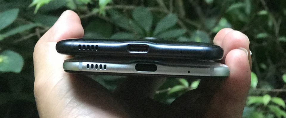 HTC U Play cũng gây chú ý khi loại bỏ cổng 3,5 mm và dùng cổng sạc USB-Type C.