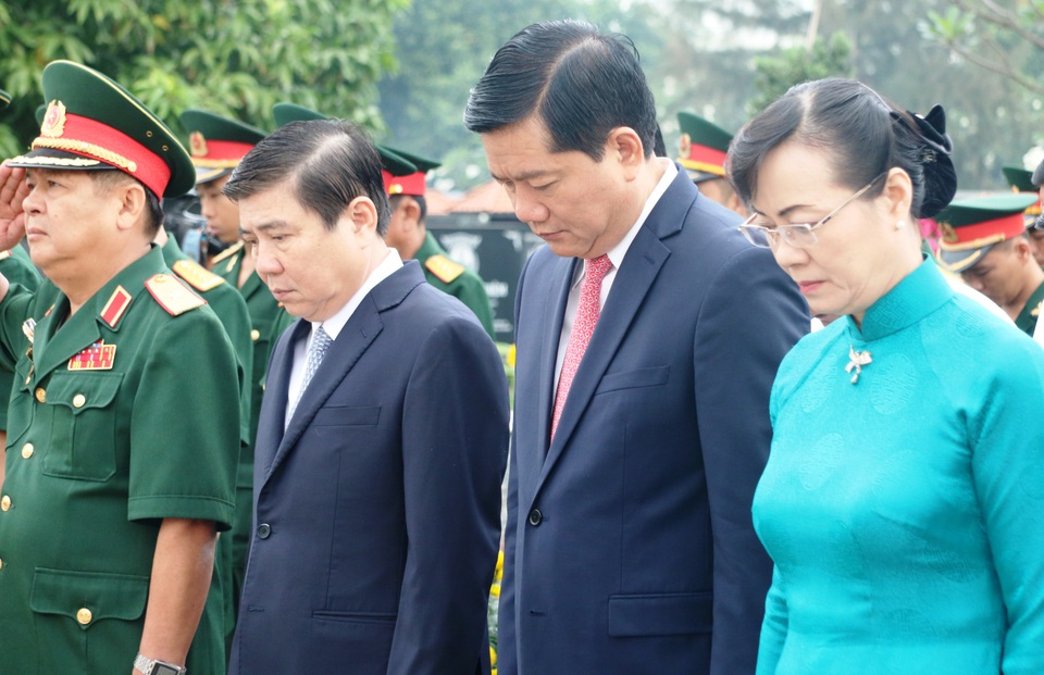 Bí thư Đinh La Thăng dâng hoa, thắp hương tại Nghĩa trang Thành phố - 3 Bí thư Đinh La Thăng dâng hoa, thắp hương tại Nghĩa trang Thành phố - 3