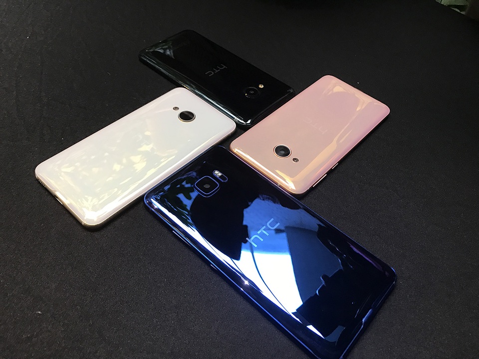 Ngoài U Play, HTC U Ultra cũng xuất hiện tại Việt Nam, tuy nhiên máy vẫn chỉ là mẫu thử nghiệm và chưa thể sử dụng được.