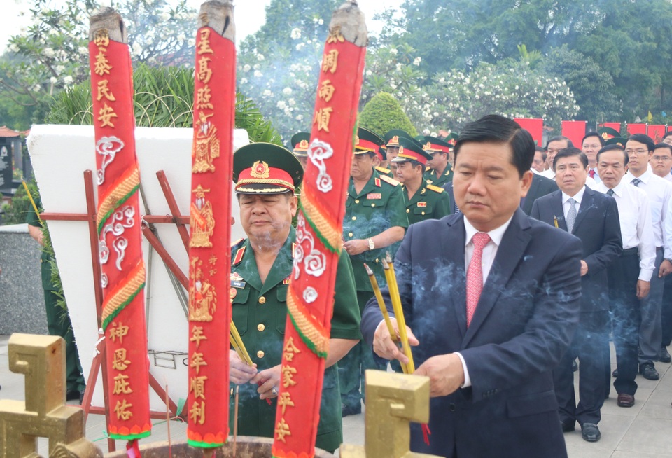 Bí thư Đinh La Thăng dâng hoa, thắp hương tại Nghĩa trang Thành phố - 4 Bí thư Thành uỷ Đinh La Thăng thắp hương viếng Nghĩa trang.